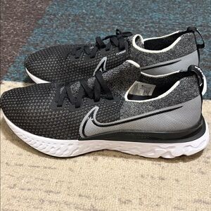Nike Mens React Infinity Flyknit Black and white